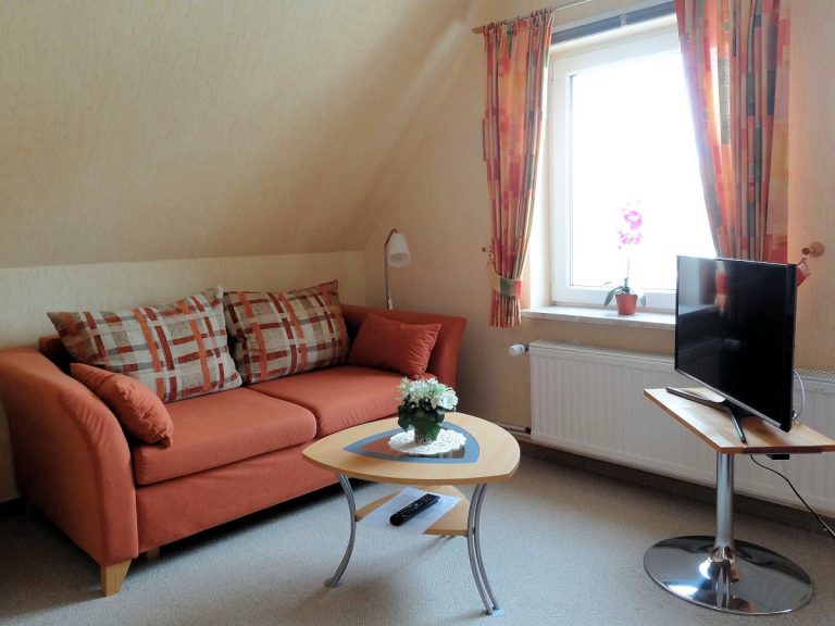 Schlafzimmer Couch – Ferienwohnung Bradtke Heikendorf